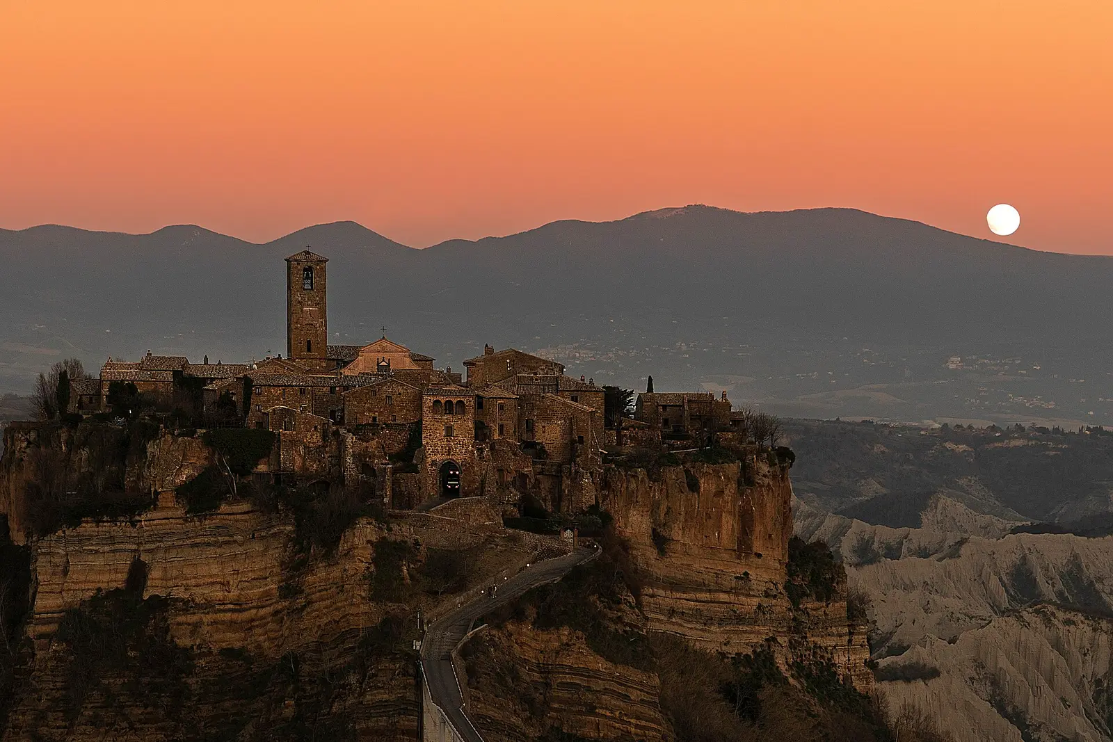 Civita di Bagnoregio di notte