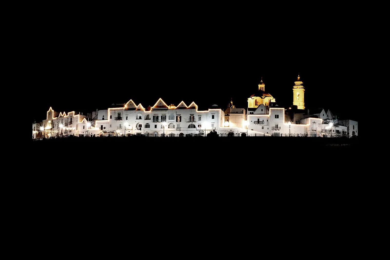 Locorotondo di notte